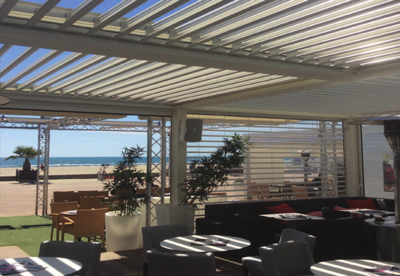 Pergola bioclimatique avec stores