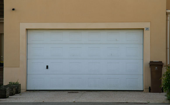 Porte garage en PVC blanc