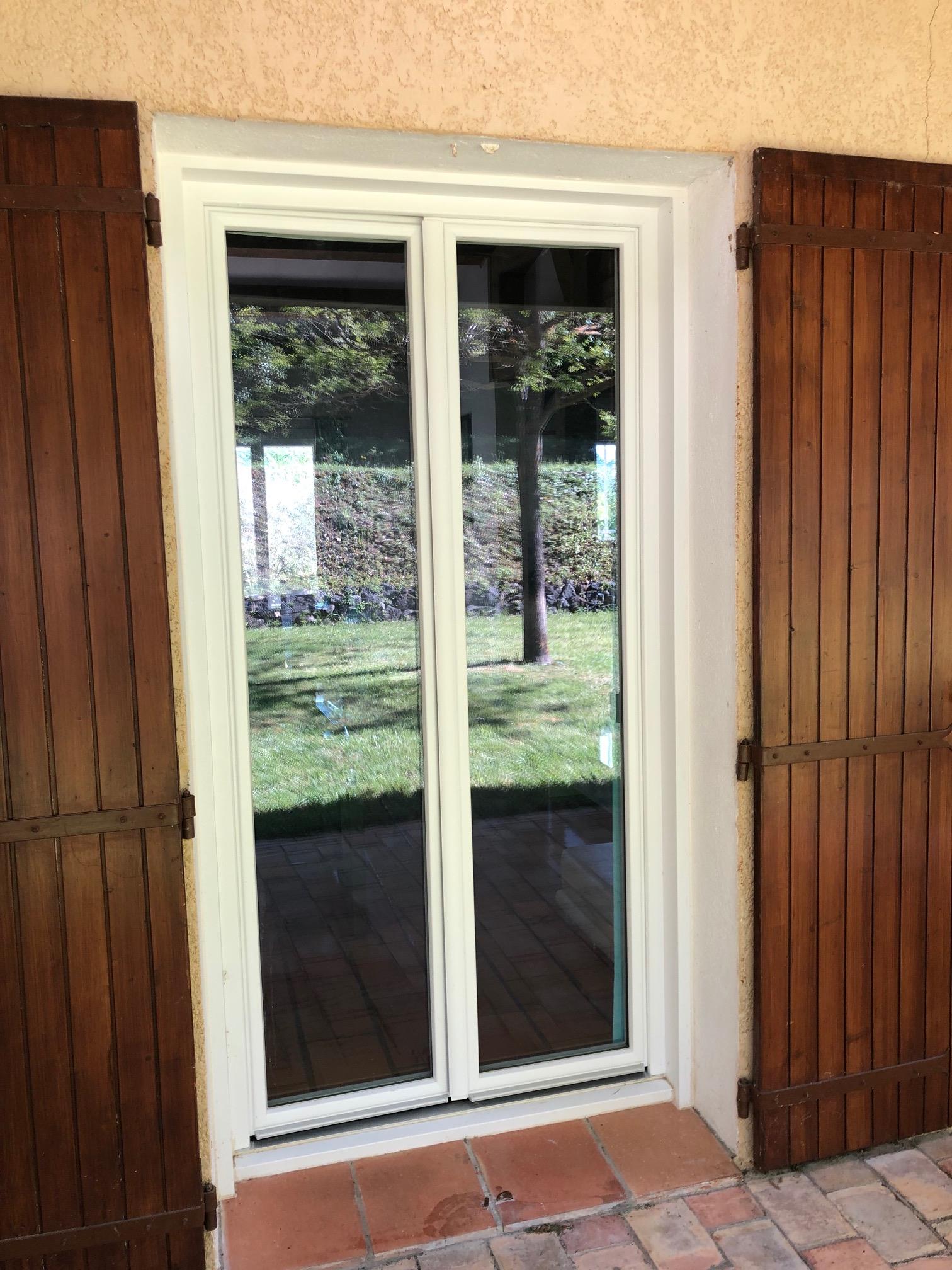 Porte-fenêtre en PVC avec un volets battant en bois