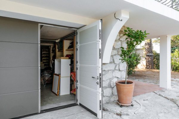 Porte garage en PVC gris - ouvert