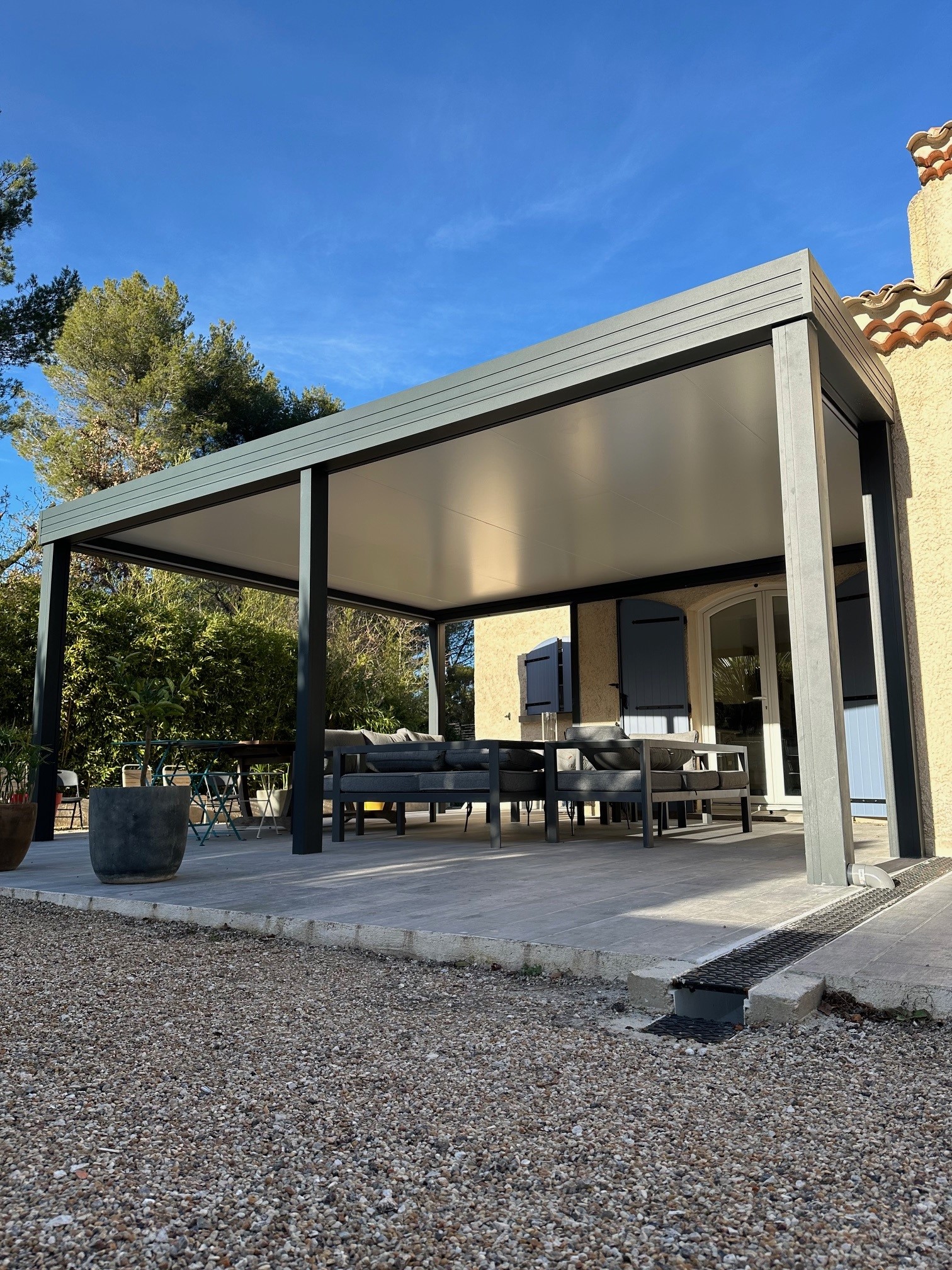 Petite pergola installée sur une terrasse