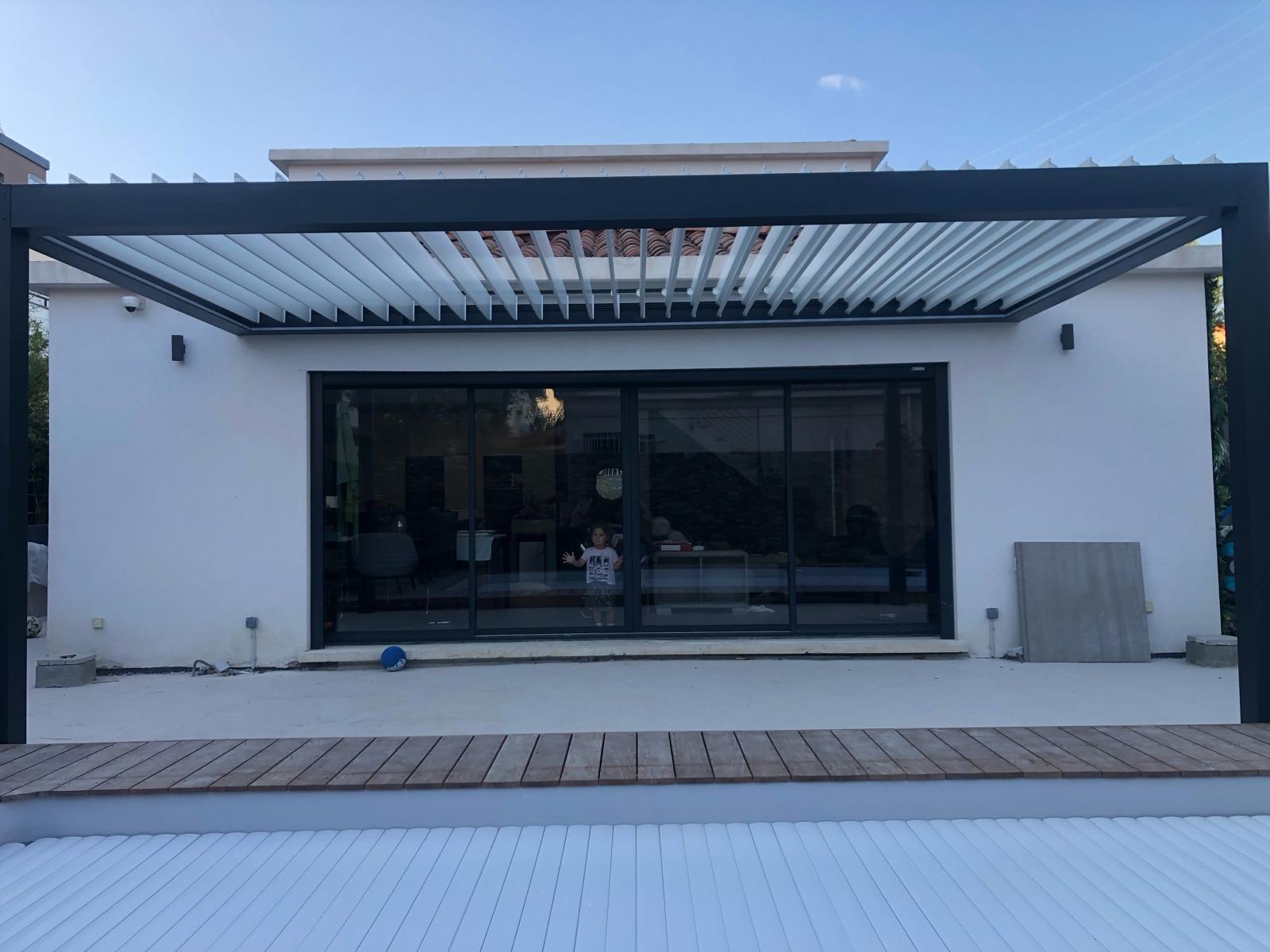 Grande pergola à côté d'une piscine