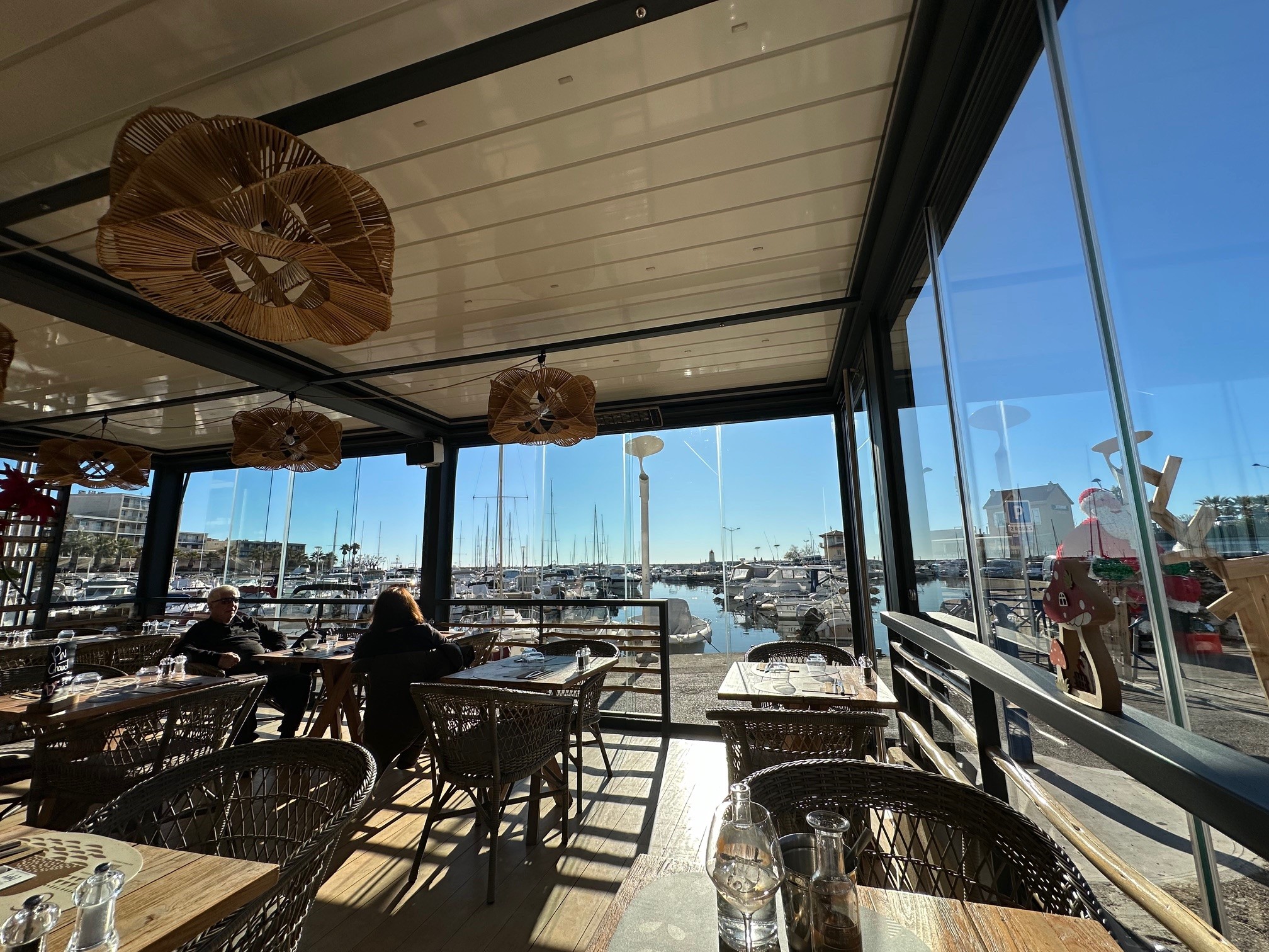 Pergola bioclimatique avec baie coulissante panoramique