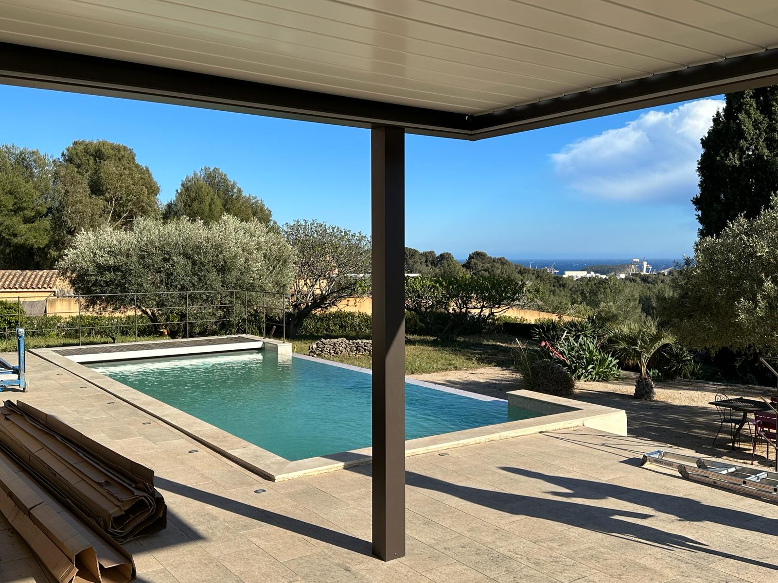 Pergola près d'une piscine